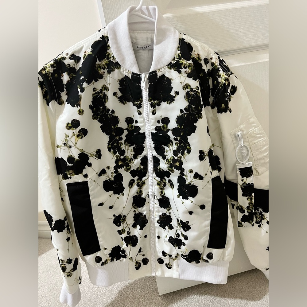 Givenchy - Picture 2 of 6